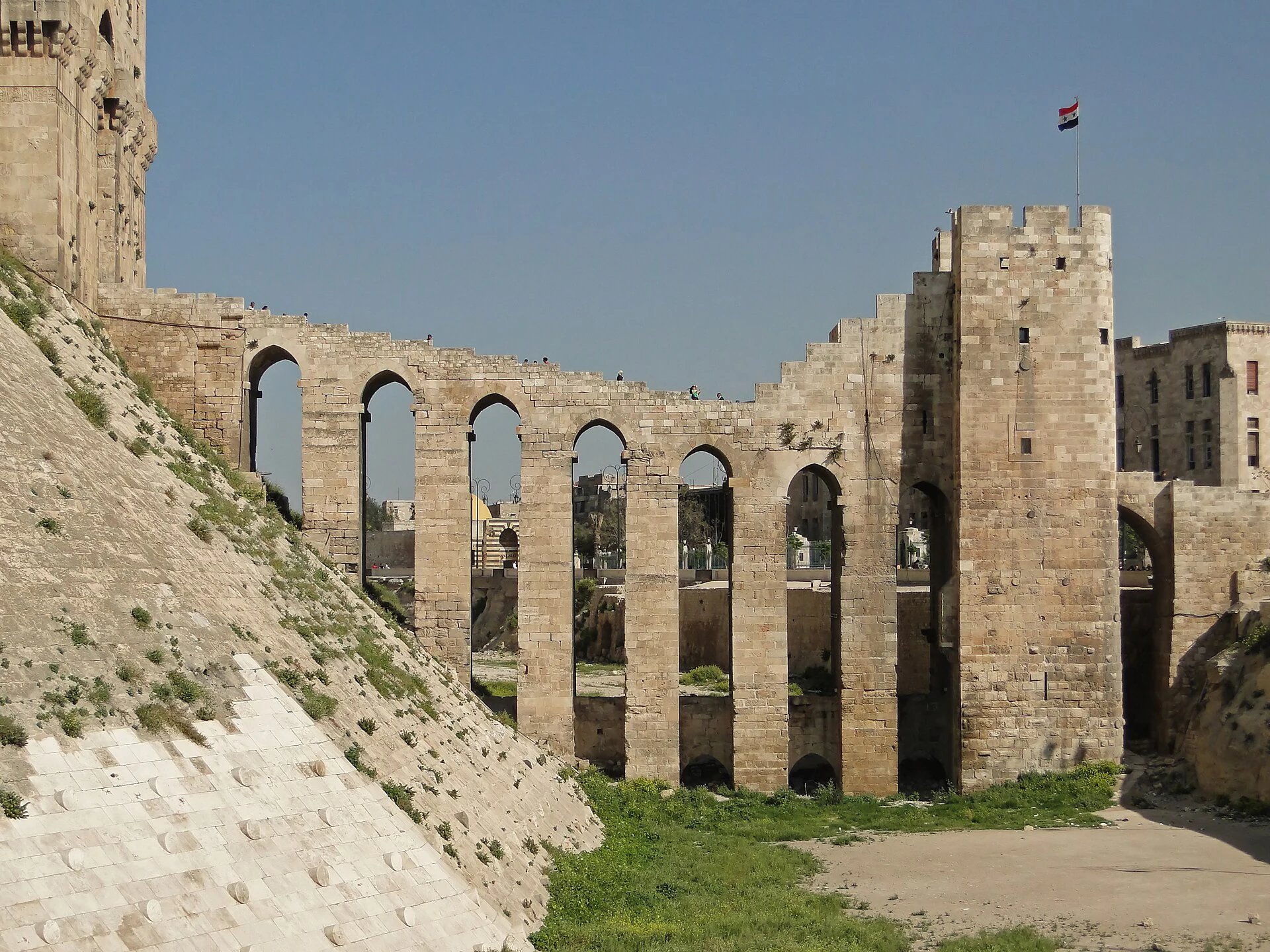 الجسر الحجري المؤدي إلى بوابة قلعة حلب