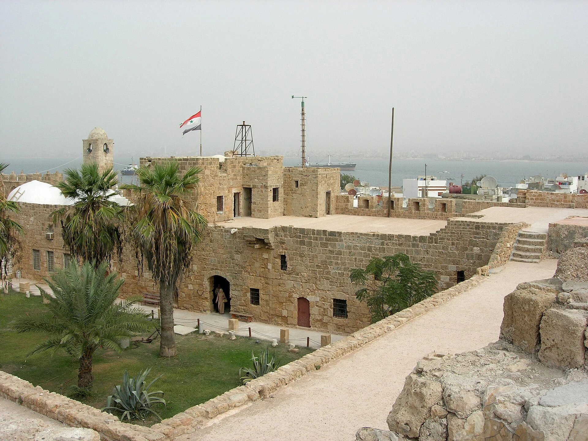 الكتلة الحجرية لقلعة أرواد