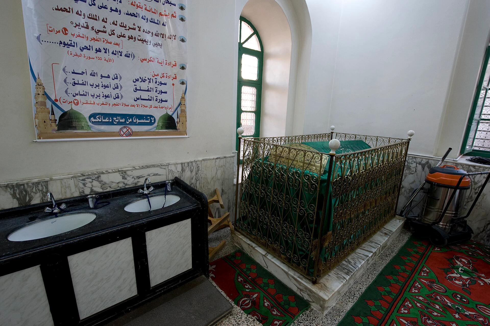 جامع خالد بن الوليد بقبابه ومئذنتيه في حمص