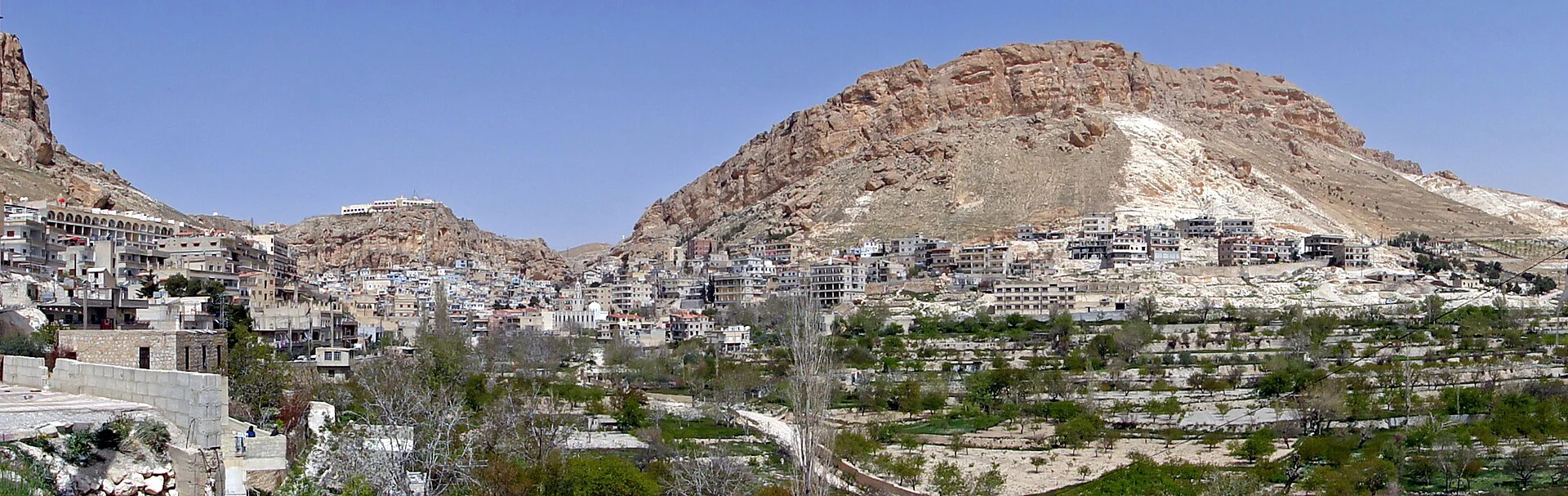 بلدة معلولا مبنية على سفوح القلمون