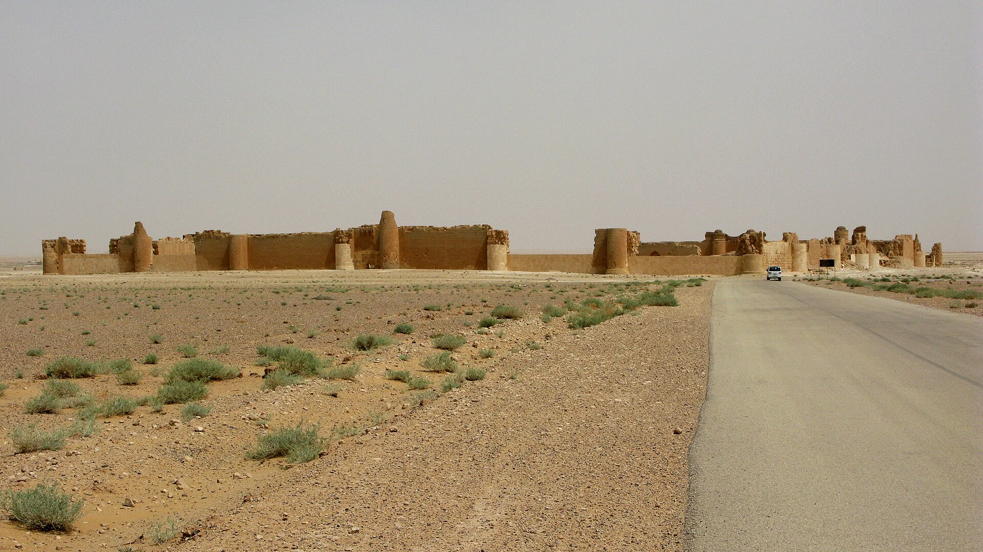 أسوار وبوابات قصر الحير الشرقي في البادية