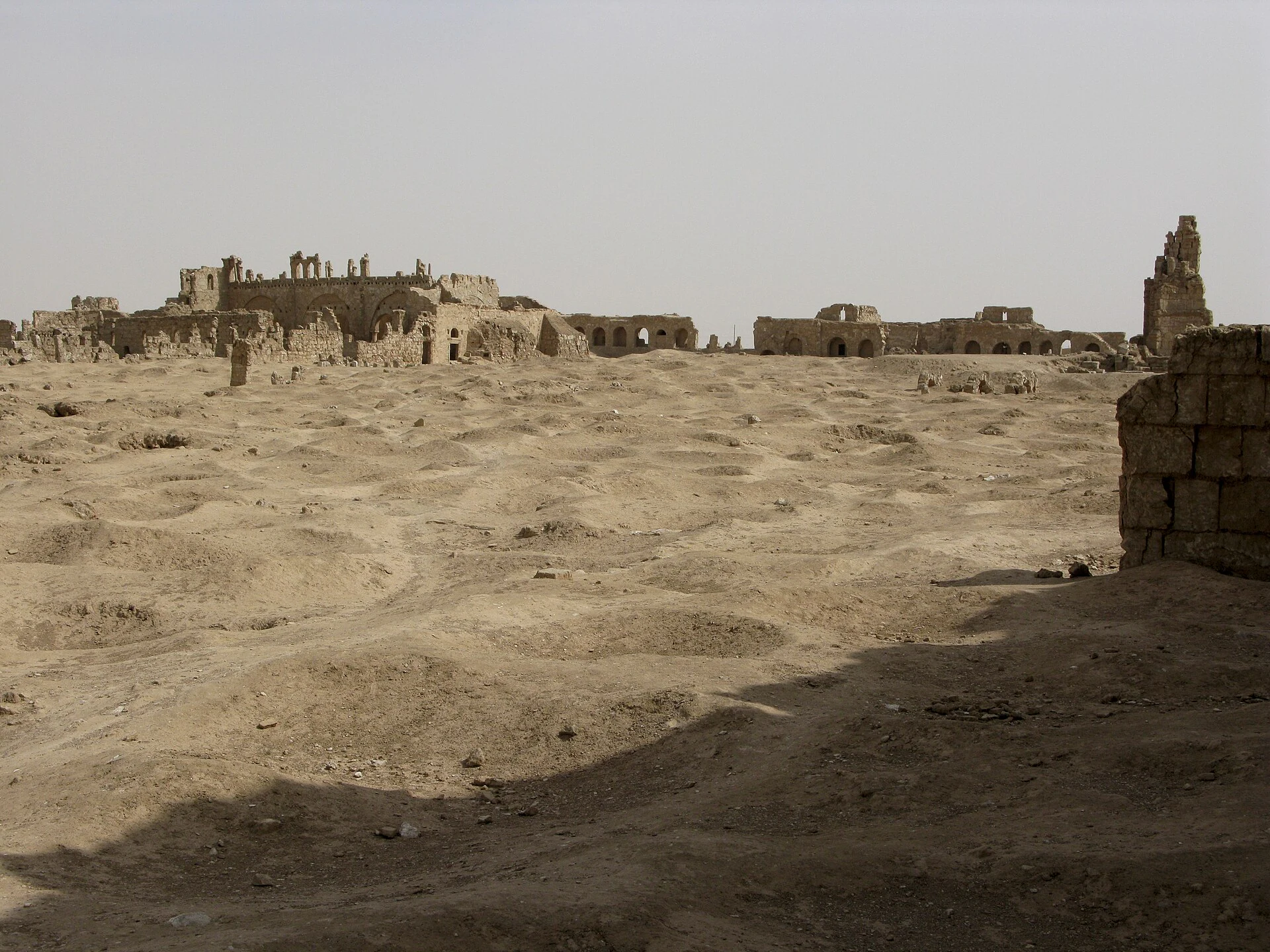 أسوار وبقايا مدينة الرصافة الأثرية