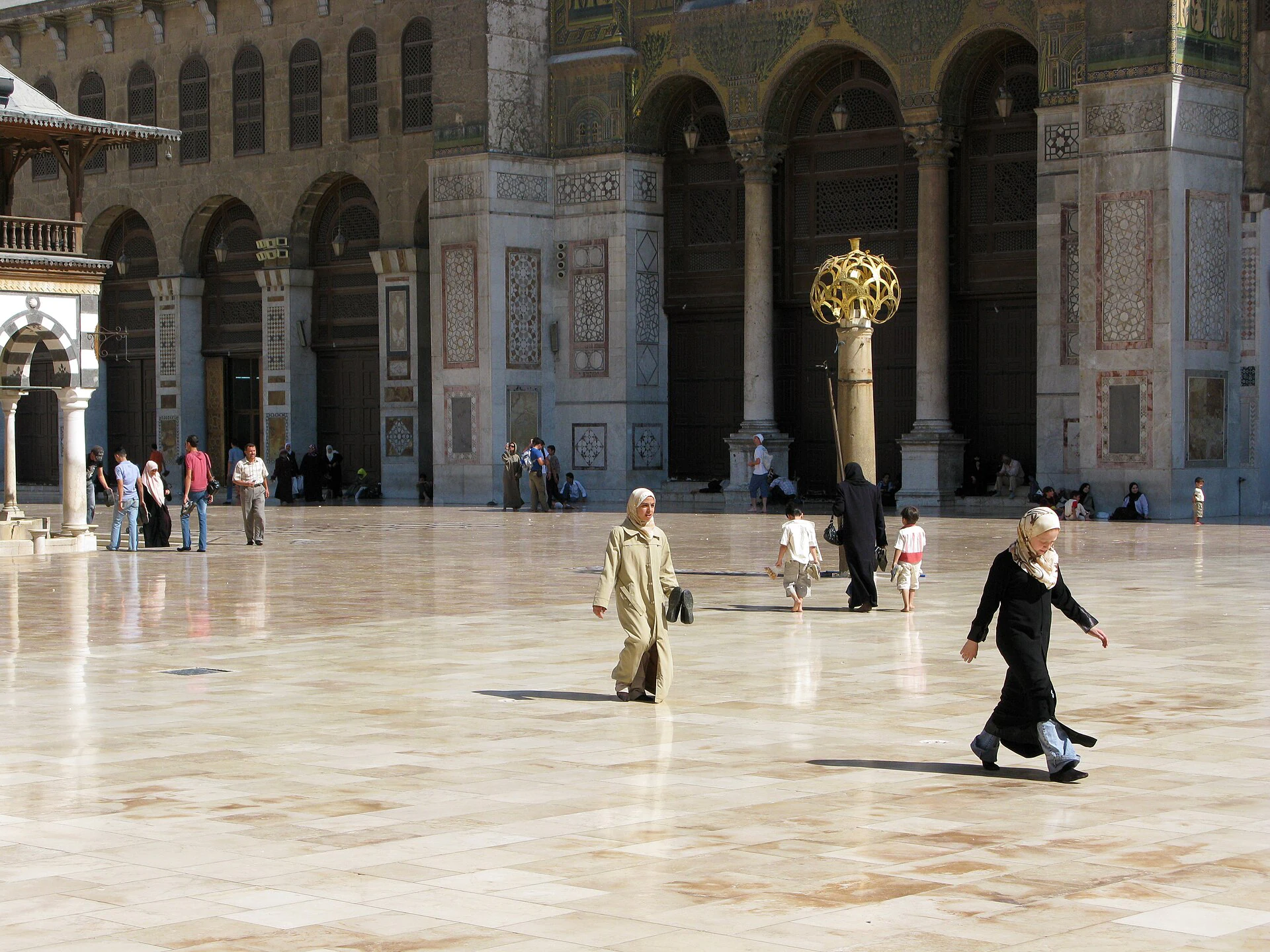 تفاصيل الفسيفساء والواجهات في صحن الجامع الأموي