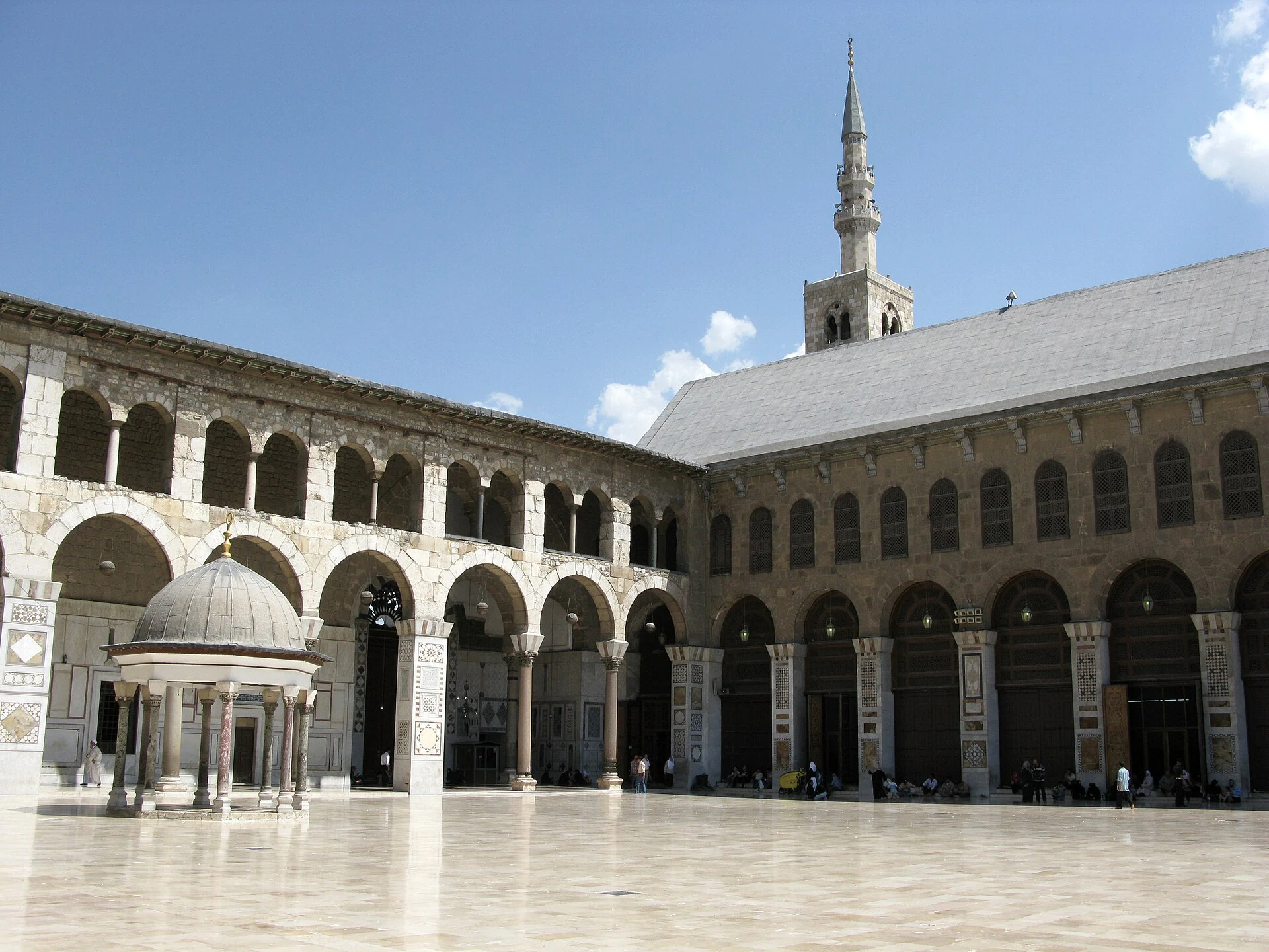 صحن الجامع الأموي وأروقته في دمشق