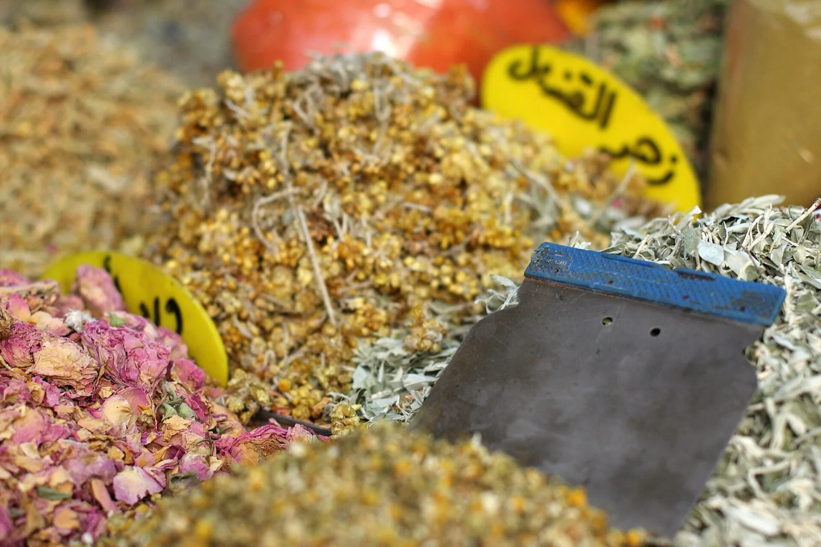 متاجر التوابل والبضائع في سوق البزورية